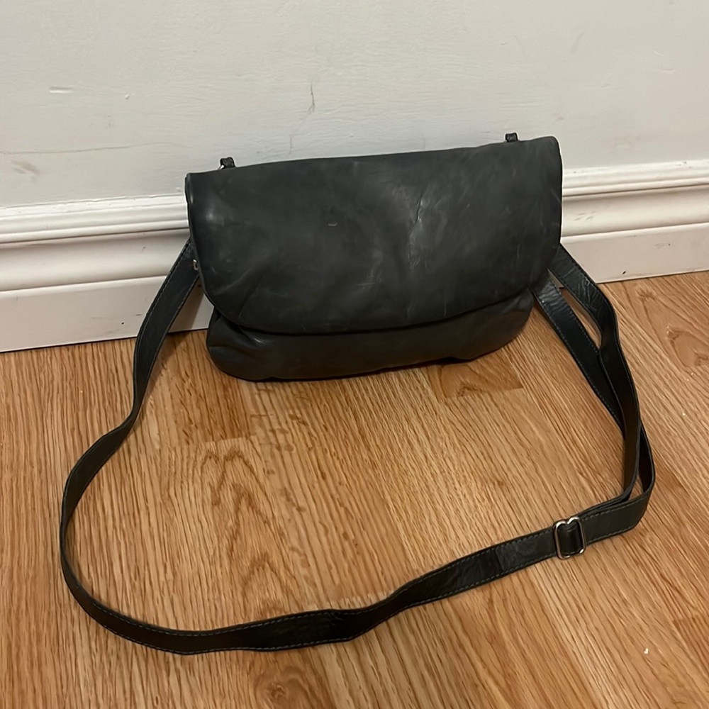 m0851 Leather Crossbody Envelope Bag